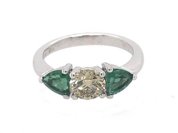 Ring mit grünen Turmalinen und Brillant
