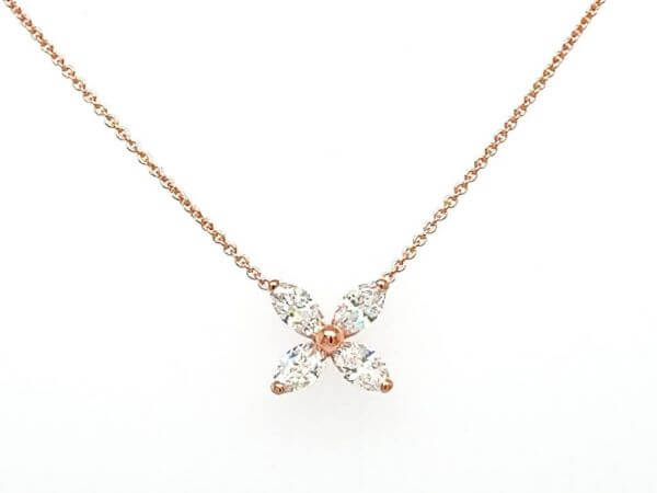 Collier Flower mit 4 Navette Diamanten