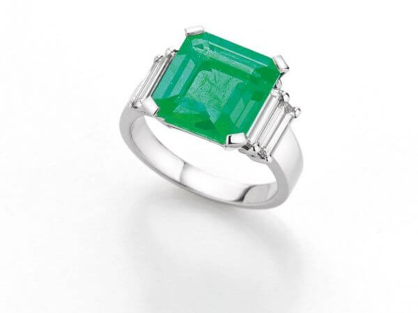 Ring mit Smaragd und Diamant Baguetten