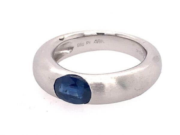 Ring aus Platin mit ovalam Safir 1,63 ct